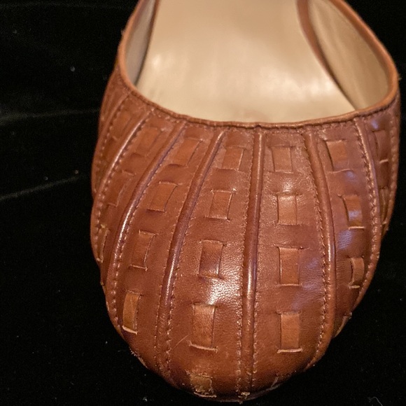 Brown leather pumps with Nike Air for comfort and style. - Picture 3 of 5